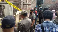 Petugas Satpol PP Kabupaten menghentikan dan menyegel pembangunan masjid milik warga Ahmadiyah di Kampung Nyalindung atas perintah Bupati Garut Rudy Gunawan. (Liputan6.com/Dok)