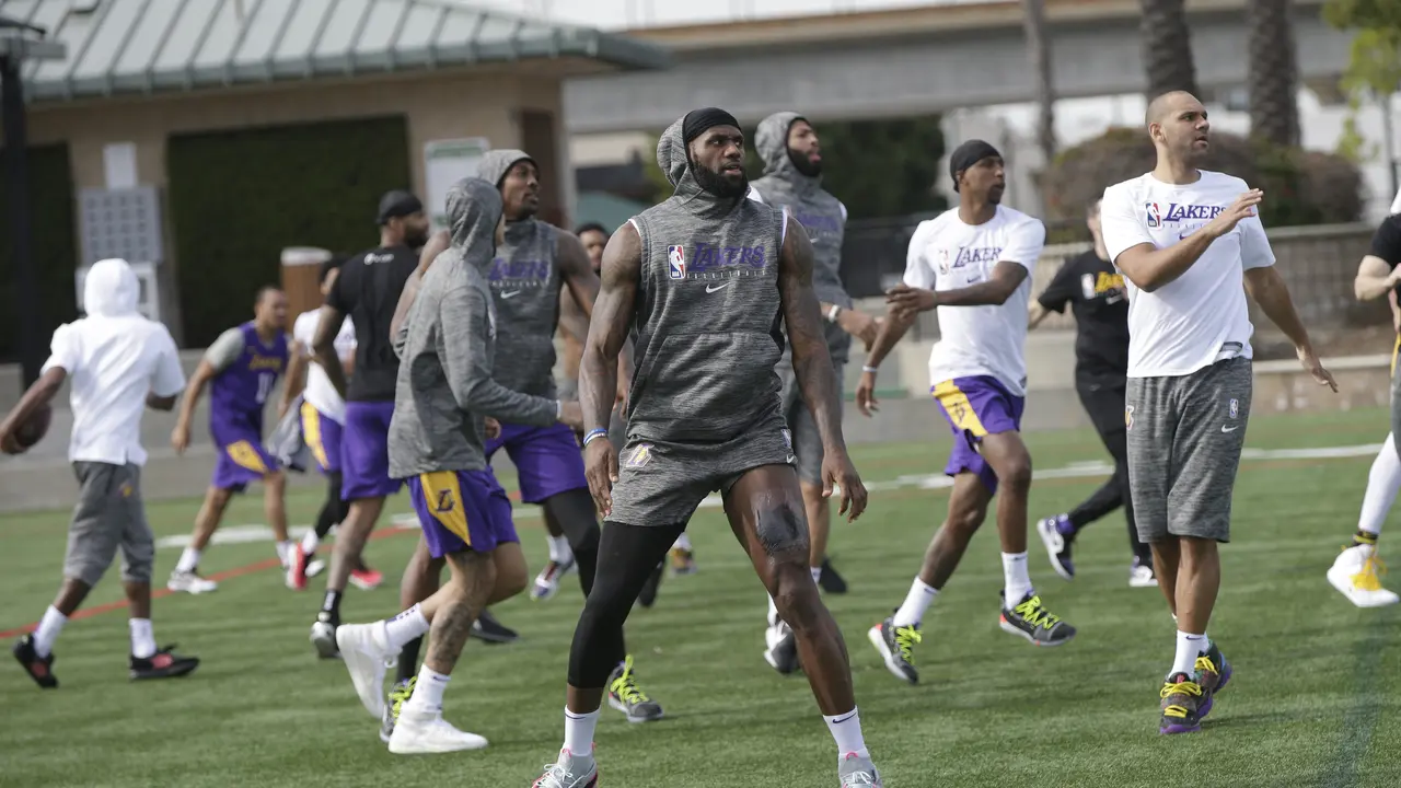 Pemain LA Lakers, LeBron James saat berlatih dengan rekan-rekannya di El Segundo, Calif, Rabu (30/1/2020).