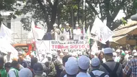 Dalam aksinya, Front Pembela Islam (FPI) memprotes gaya bicara Wakil Gubernur DKI Jakarta, Basuki Tjahaja Purnama atau Ahok.