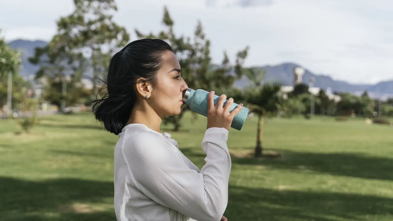 Rahasia Sehat yang Sering Terlupa: Manfaat Berjemur Pagi dan Minum Air Putih Setiap Hari [Dok/freepik.com]