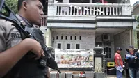 Petugas kepolisian berjaga di depan rumah terduga teroris di Jalan Belibis V, Semper Barat, Cilincing, Jakarta, Senin (23/9/2019). Dalam penggerebakan polisi mengamankan satu orang tersangka dan sejumlah barang bukti.  (merdeka.com/Iqbal S. Nugroho)