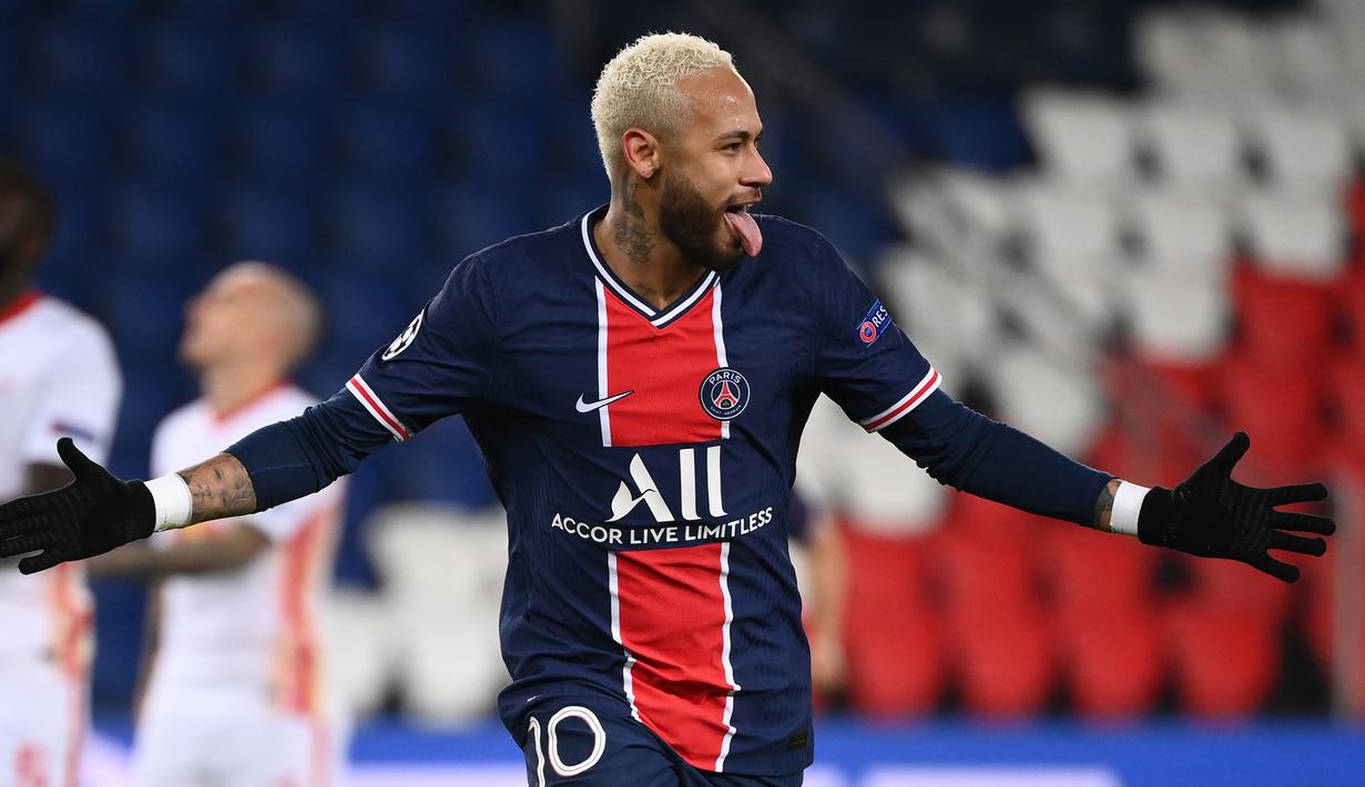 2. Neymar (6 gol) - Neymar tampil impresif bersama PSG saat mencetak hattrick ke gawang Istanbul Basaksehir di laga terakhir Grup H Liga Champions. Berkat hattricknya tersebut, Neymar telah mengoleksi enam gol dan bersaing dengan Erling Haaland. (AFP/Franck Fife)