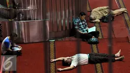 Suasana di Masjid Istiqlal usai pelaksanaan Salat Jumat, Jakarta, Jumat (19/6/2015). Waktu luang diisi warga dengan membaca Al-quran atau beristirahat di masjid sambil menunggu waktu berbuka puasa. (Liputan6.com/Johan Tallo)
