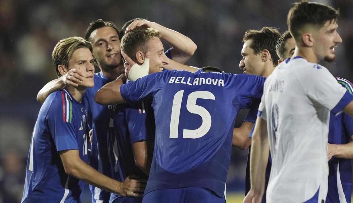 Para pemain Italia merayakan gol yang dicetak oleh Davide Frattesi ke gawang Bosnia-Herzegovina dalam laga uji coba internasional terakhir jelang Euro 2024 di Stadio Carlo Castellani, Senin (10/6/2024). (Massimo Paolone/LaPresse via AP)