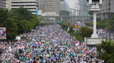 Massa aksi damai 2 Desember membubarkan diri setelah melaksanakan Salat Jumat berjamaah di kawasan MH Thamrin, Jakarta, Jumat (2/12). Setelah salat Jumat mereka berjalan kaki sambil berorasi‎ menuju ke arah Bundaran HI. (Liputan6.com/Fery Pradolo)