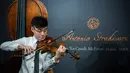 Pemain biola memainkan biola langka 1684 buatan Antonio Stradivari saat diperkenalkan di hadapan pers di Hong Kong (21/2). (AFP Photo / Isaac Lawrence)