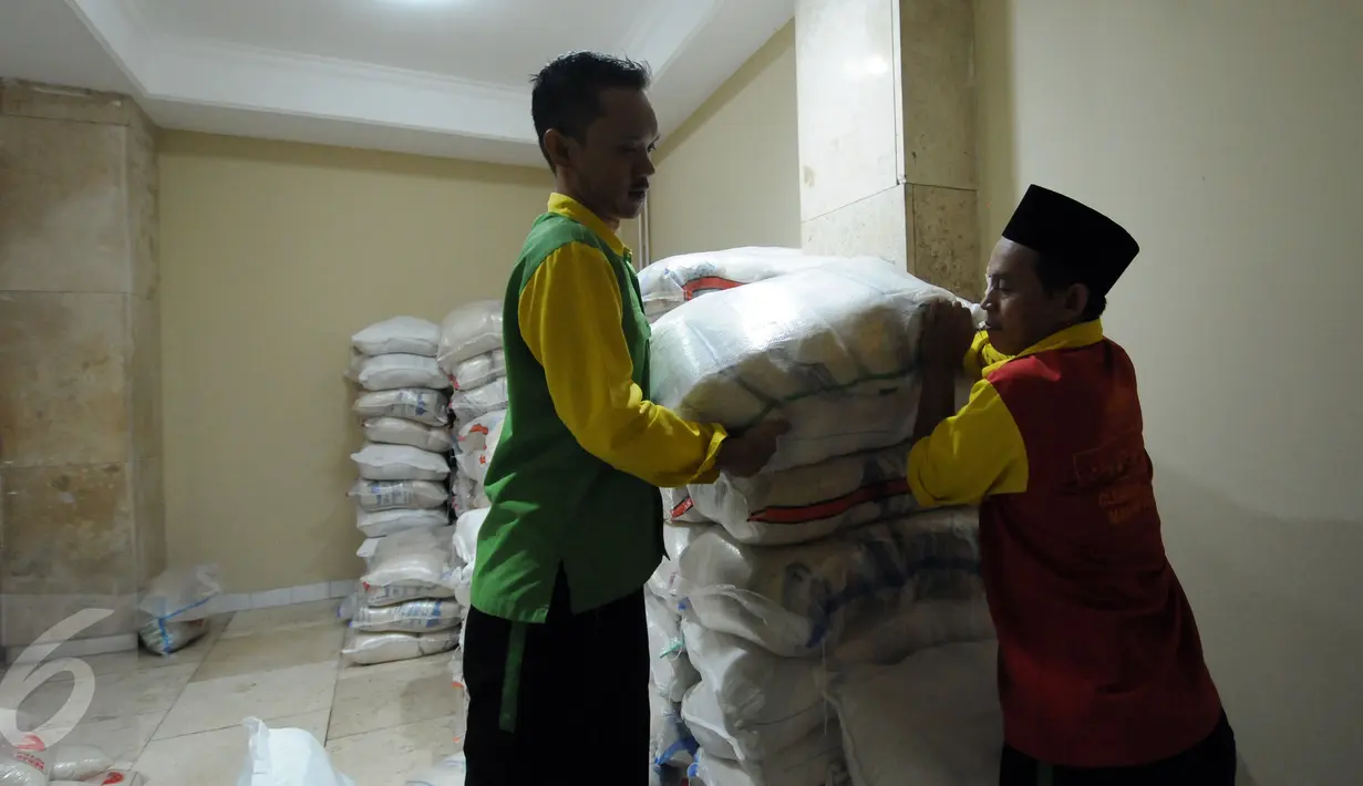 Petugas mengangkut beras zakat fitrah yang dikumpulkan dan disalurkan di Masjid Istiqlal Jakarta, Selasa (7/5/2016). Masjid Istiqlal akan menyalurkan sekitar 20 ton beras ke beberapa yayasan dan warga miskin. (Liputan6.com/Helmi Fithriansyah)