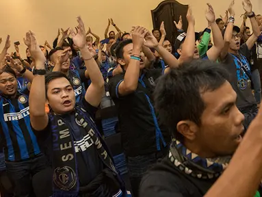 Sejumlah pendukung Inter Milan bersorak-sorai pada Gathering Nasional Inter Club Indonesia (ICI) IV di Bali, Jumat (28/8/2015). Kegiatan itu berlangsung dari 28 hingga 30 Agustus. (Bola.com/Vitalis Yogi Trisna) 