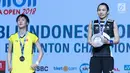 Tunggal putri Taiwan, Tai Tzu Ying (kanan) bersama pebulu tangkis China, Chen Yufei usai Final Indonesia Open 2018 di Istora GBK, Jakarta, Minggu (8/7). Tai Tzu Ying menang 21-23 21-15 21-9. (Liputan6.com/Helmi Fithriansyah)