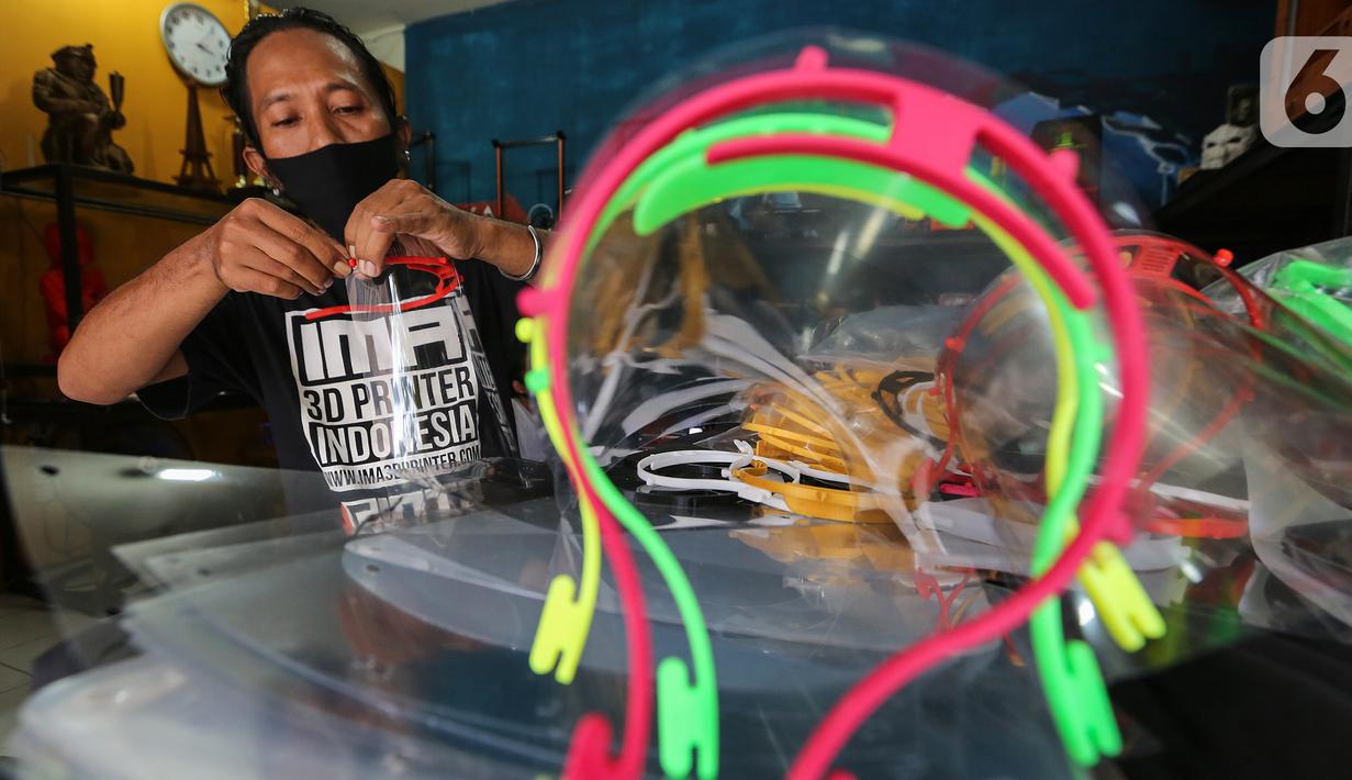 Sukarelawan 3D membuat face shield atau pelindung wajah di IMA 3D, Cipondoh, Kota Tangerang, Kamis (23/4/2020). Face shield untuk tenaga medis ini di donasikan bagi sejumlah rumah sakit yang membutuhkan selama pandemi Covid-19. (Liputan6.com/Fery Pradolo)