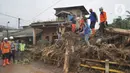 Tim SAR gabungan TNI, Polri, dan relawan membersihkan material longsor usai banjir bandang menerjang Kampung Cibuntu, Desa Pasawahan, Kecamatan Cicurug, Sukabumi, Selasa (22/9/2020). Banjir mengakibatkan puluhan bangunan rusak berat, 12 rumah hanyut, dan dua korban hilang. (merdeka.com/Arie Basuki)