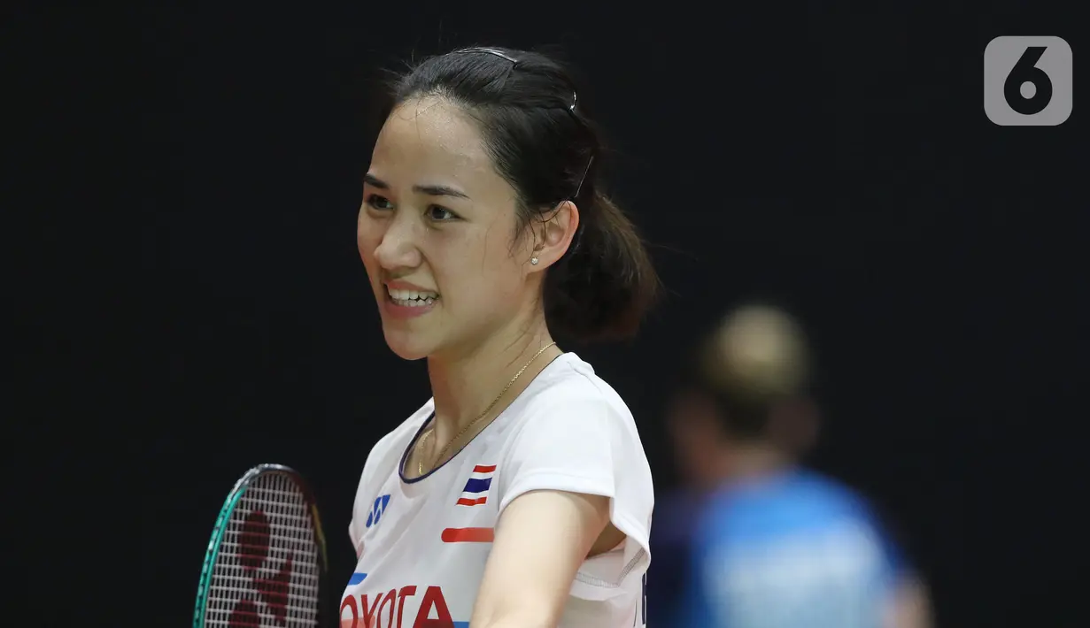 Pebulutangkis tunggal putri Thailand, Nitchaon Jindapol saat melawan Carolina Marin (Spanyol) pada babak pertama Indonesia Masters 2020 di Istora GBK, Jakarta, Rabu (15/1/2020). Nitchaon Jindapol kalah 13-21, 15-21. (Liputan6.com/Helmi Fithriansyah)