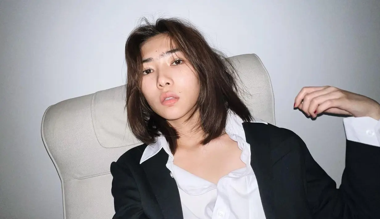 <p>Rambut pendek Isyana Sarasvati berhasil menambah penampilannya semakin menawan. (Foto: instagram.com/@isyanasarasvat)</p>
