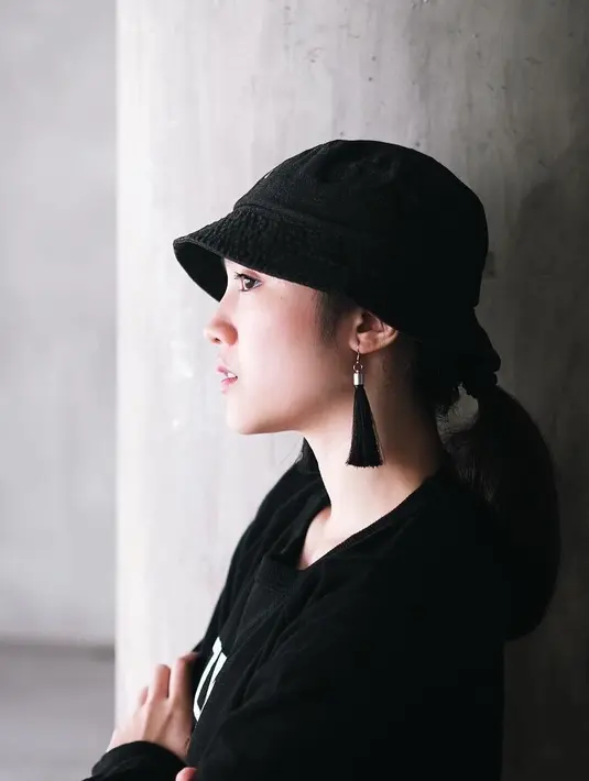 Masih dengan bucket hatnya. Namun kali ini Febby Rastanty mengenakan yang berwarna hitam, tanpa ada motif apapun. Ia memadukannya dengan kaus yang juga berwarna hitam. Keren banget kan? (Instagram/febbyrastanty)