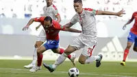 Aksi pemain Kosta Rika, Marcos Urena (kiri) saat berebut bola dengan pemain Serbia, Nikola Milenkovic pada laga grup E Piala Dunia 2018 di Samara Arena, Samara, Rusia, (17/6/2018). Serbia menang 1-0.  (AP/Natacha Pisarenko)