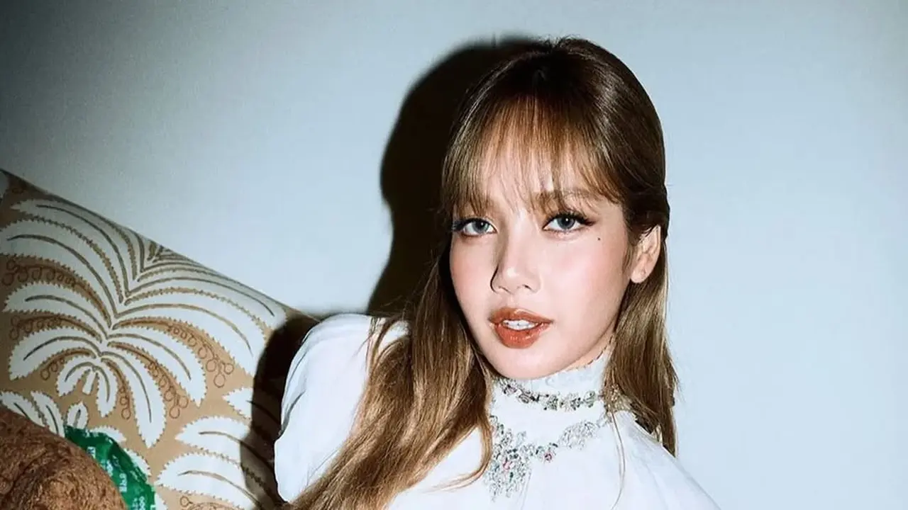 Gaya Lisa BLACKPINK Tampil Sensual dengan Dress Lingerie di After Party Emmy 2025