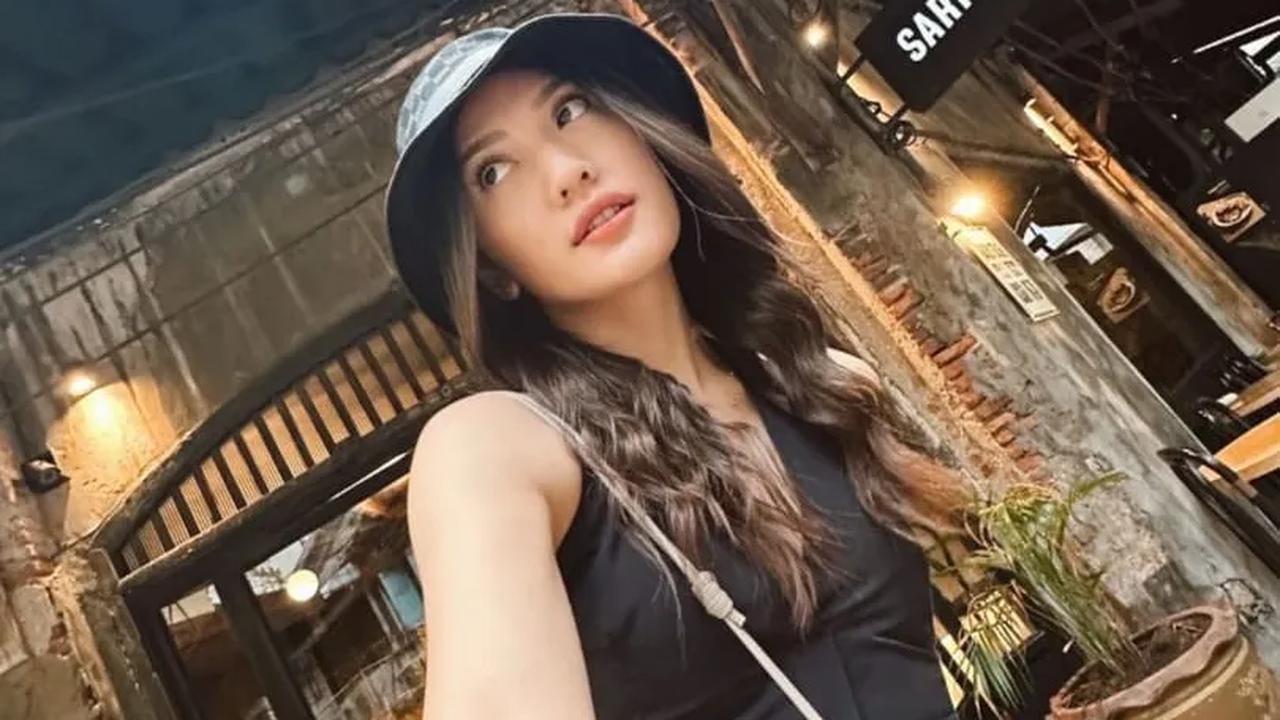 Penampilan Anissa Aziza disebut masih seperti gadis. Anissa Aziza melengkapi penampilannya dengan mengenakan topi.<br>