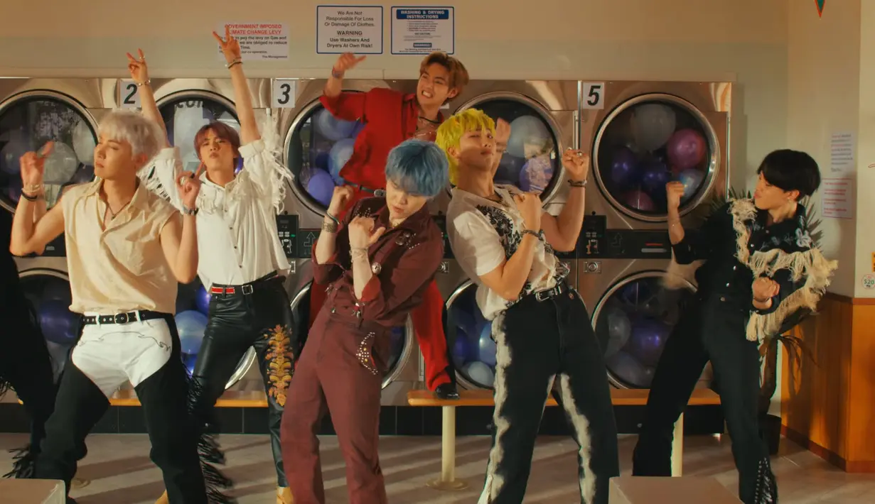 Dengan gaya rambut dan kostum yang fresh, BTS mengajak para penggemar untuk menari bersama. Seperti yang tertuang di lirik lagunya, BTS ingin fans mengekspresikan diri dengan bebas. (YouTube HYBE LABELS)