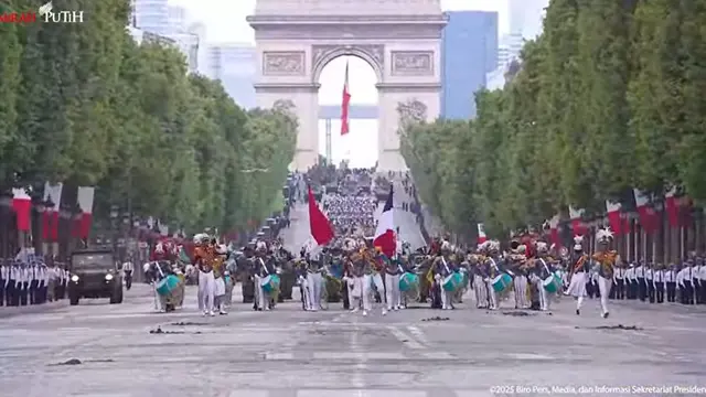 Kontingen RI yang terdiri dari prajurit TNI dan anggota Polri mengikuti peringatan Bastille Day, Senin (14/7/2025)