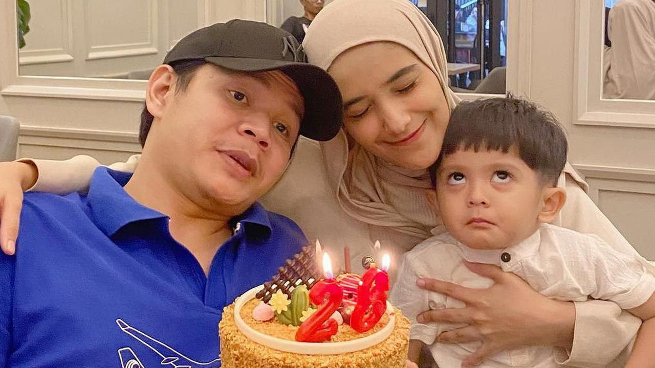 Potret Nadya Mustika Rayakan Momen Ultah Suami Bersama Baby Syaki, Sweet Banget!