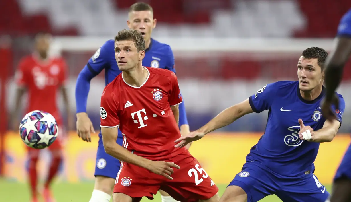 Penyerang Bayern Munchen, Thomas Mueller berebut bola dengan bek Chelsea, Andreas Chistensen pada leg kedua babak 16 besar Liga Champions di Allianz Arena, Jerman (8/8/2020). Munchen menang 4-1 atas Chelsea dan melaju ke perempat final dengan aggregat skor 7-1. (AP Photo/Matthias Schrader)