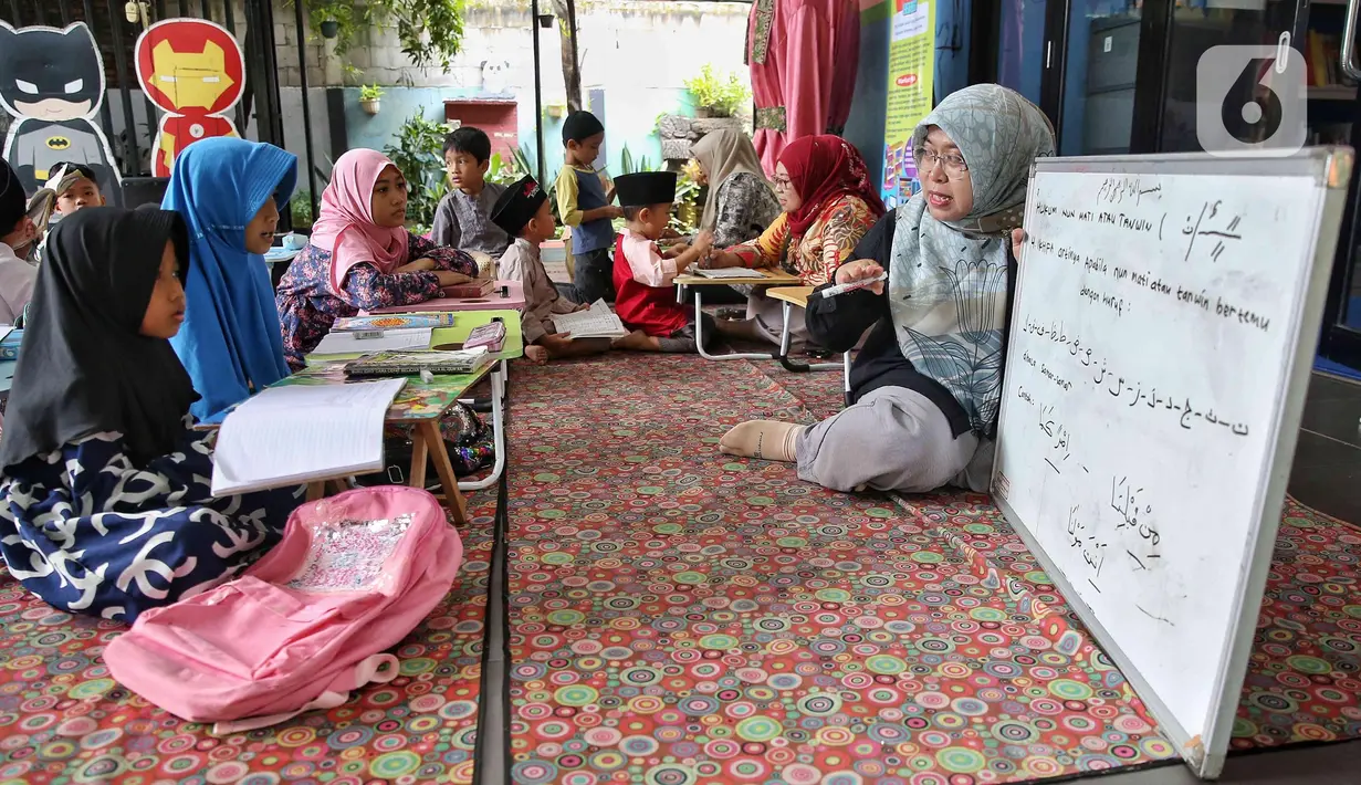 Sejumlah anak mengikuti pesantren kilat di Ruang Publik Terpadu Ramah Anak (RPTRA) Malinjo, Jakarta, Senin (10/3/2025). (Liputan6.com/Angga Yuniar)