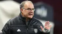 Pelatih Leeds United, Marcelo Bielsa, memberikan arahan kepada pemainnya saat melawan Aston Villa pada laga lanjutan Liga Inggris di Villa Park, Sabtu (23/10/2020) dini hari WIB. Leeds United menang 3-0 atas Aston Villa. (AFP/Michael Steele/pool)