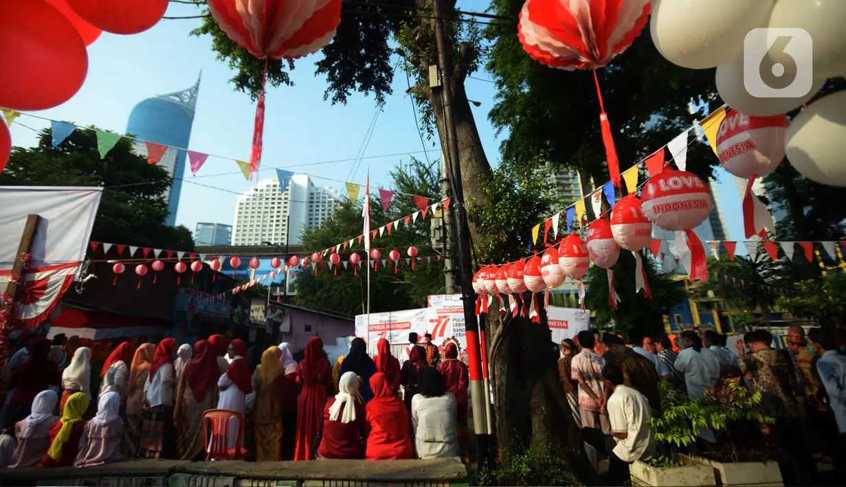 Suasana upacara Hari Ulang Tahun ke-77 Republik Indonesia di RW 04 Kebun Melati, Jakarta, Rabu (17/8/2022). Peringatan Hari Ulang Tahun Republik Indonesia telah menjadi tradisi di kampung tersebut sejak tahun 1975. (merdeka.com/Imam Buhori)