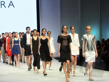 Sejumlah model memperagakan busana rancangan Zalora  pada ajang Indonesia Fashion Week 2015 di JCC Senayan, Jakarta, Kamis (26/2/15). (Liputan6.com/Panji Diksana)