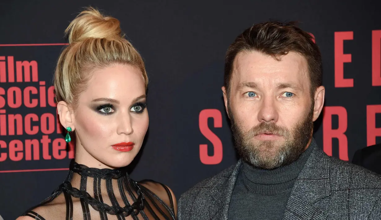 Jennifer Lawrence berpose dengan aktor Joel Edgerton saat menghadiri pemutaran perdana "Red Sparrow" di Alice Tully Hall di New York (26/2). (Photo by Evan Agostini/Invision/AP)