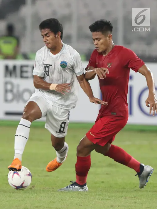 Pemain Timnas Indonesia, Fachruddin Aryanto (kanan) berebut bola dengan pemain Timor Leste pada laga penyisihan grup B Piala AFF 2018 di Stadion GBK, Jakarta, Selasa (13/11). Babak pertama berakhir imbang 0-0. (Liputan6.com/Helmi Fithriansyah)
