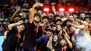Pemain, pelatih, dan ofisial Pelita Jaya melakukan swafoto setelah merayakan kemenangan timnya atas Satria Muda dalam laga gim ketiga final IBL All Indonesia 2024 melawan Satria Muda yang berlangsung di Hall Basket, Senayan, Jakarta, Sabtu (06/10/2024). (Bola.com/Bagaskara Lazuardi)