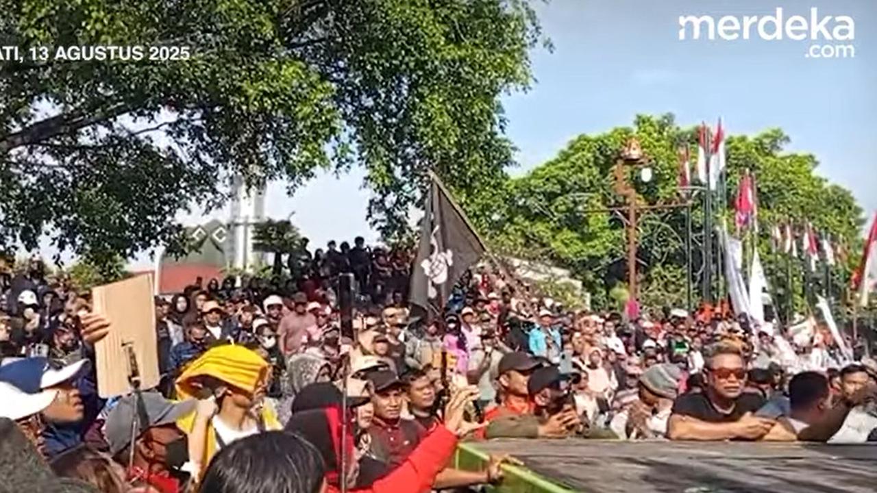 VIDEO: Pati Bergerak! Bendera One Piece Berkibar, Demo Warga Desak Bupati Mundur