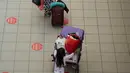 Penumpang terlihat di Bandara Internasional Arturo Merino Benitez di Santiago setelah Chile menutup perbatasannya, Senin (5/4/2021). Kasus COVID-19 melonjak di Chile meskipun negara tersebut diketahui sebagai salah satu negara dengan proses vaksinasi tercepat di dunia. (MARTIN BERNETTI/AFP)