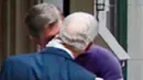 Sebuah foto yang diduga Pangeran Charles sedang mencium pria muda menghebohkan dunia maya. (twitter.com/ AJ_amyjoydonut)