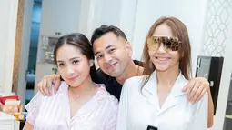 Bak kawan yang sudah lama tak bertemu, mereka pun tidak lupa mengabadikan momen bersama. Bahkan Bunda Corla juga diajak makan malam bersama Nagita Slavina dan Raffi Ahmad di kediamannya. (Liputan6.com/IG/@raffinagita1717)