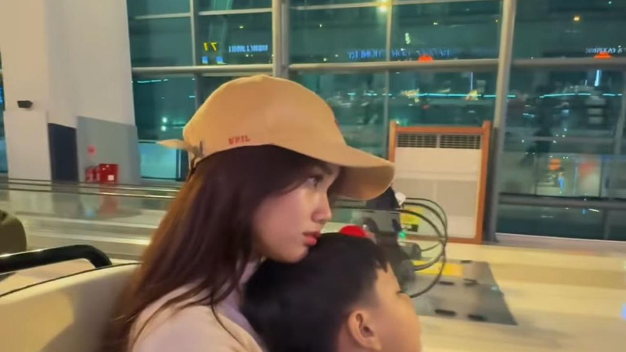 Potret Fuji Memeluk dan Mencium Gala Sky di Bandara, Bukti Kasih Sayang Seperti Anak Sendiri