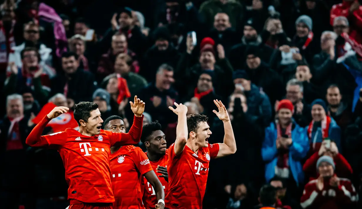 Robert Lewandowski of Bayern Muenchen celebrates his goal during the Bundesliga match between FC Bayern M¸nchen and Borussia Dortmund at Allianz Arena on November 09, 2019 in Munich, Germany. (Photo by Alexander Scheuber/Bundesliga/Bundesliga Collection via Getty Images)