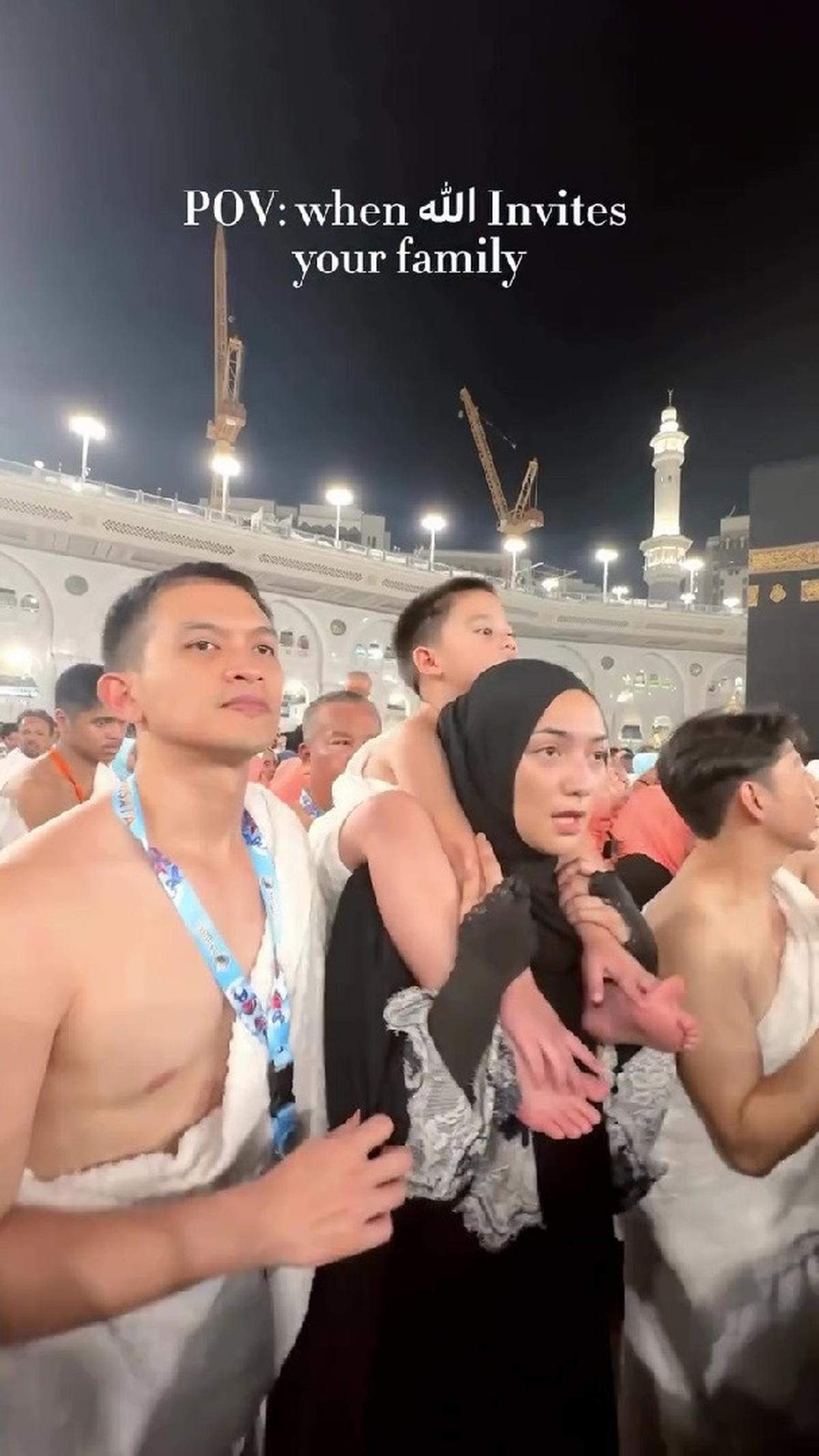 Momen Athar Anak Citra Kirana Ikut Umrah, Digendong Saat Tawaf
