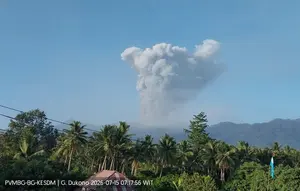 Gunung Dukuno Erupsi Dahsyat 2.300 Meter