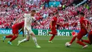 Gelandang timnas Belgia Kevin De Bruyne (kiri) mengoper bola ke rekannya Thorgan Hazard untuk mencetak gol ke gawang Denmark pada laga Grup B Euro 2020 di Parken Stadium, Kamis (17/6/2021) atau Jumat dini hari. Belgia 1-2 menang 2-1 dan besar kemungkinan ke babak 16 besar. (WOLFGANG RATTAY/POOL/AFP)