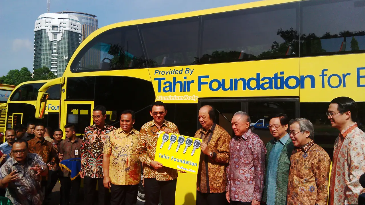 Ahok Terima Sumbangan 5 Bus Tingkat dari Tahir