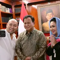 Gaya Busana Lebaran Presiden Prabowo Ucapkan Selamat Idul Fitri bersama Titiek Soeharto dan Didiet Hediprasetyo. (Dok: IG @prabowo&nbsp;https://www.instagram.com/p/DH10gFUzQYQ/)
