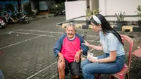 Miss Indonesia Banten 2022 Diva Andzani Terharu Dengar Curhat Penghuni Panti Jompo