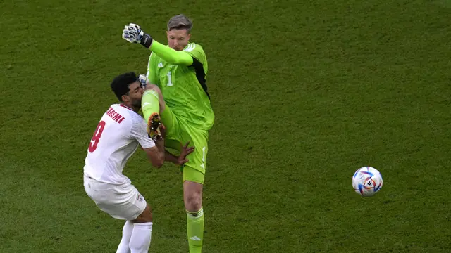 Foto: Detik-Detik Wayne Hennessey Diganjar Kartu Merah Pertama di Piala Dunia 2022, Berujung Kekalahan Wales dari Iran