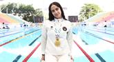 Atlet renang putri Indonesia, Masniari Wolf, kembali mengharumkan nama Tanah Air di SEA Games 2025 Thailand. Ia meraih medali emas pada final 50m gaya punggung putri dengan catatan waktu 28,80 detik pada Kamis (11/12/2025) lalu. (Dok. PB Akuatik Indonesia)