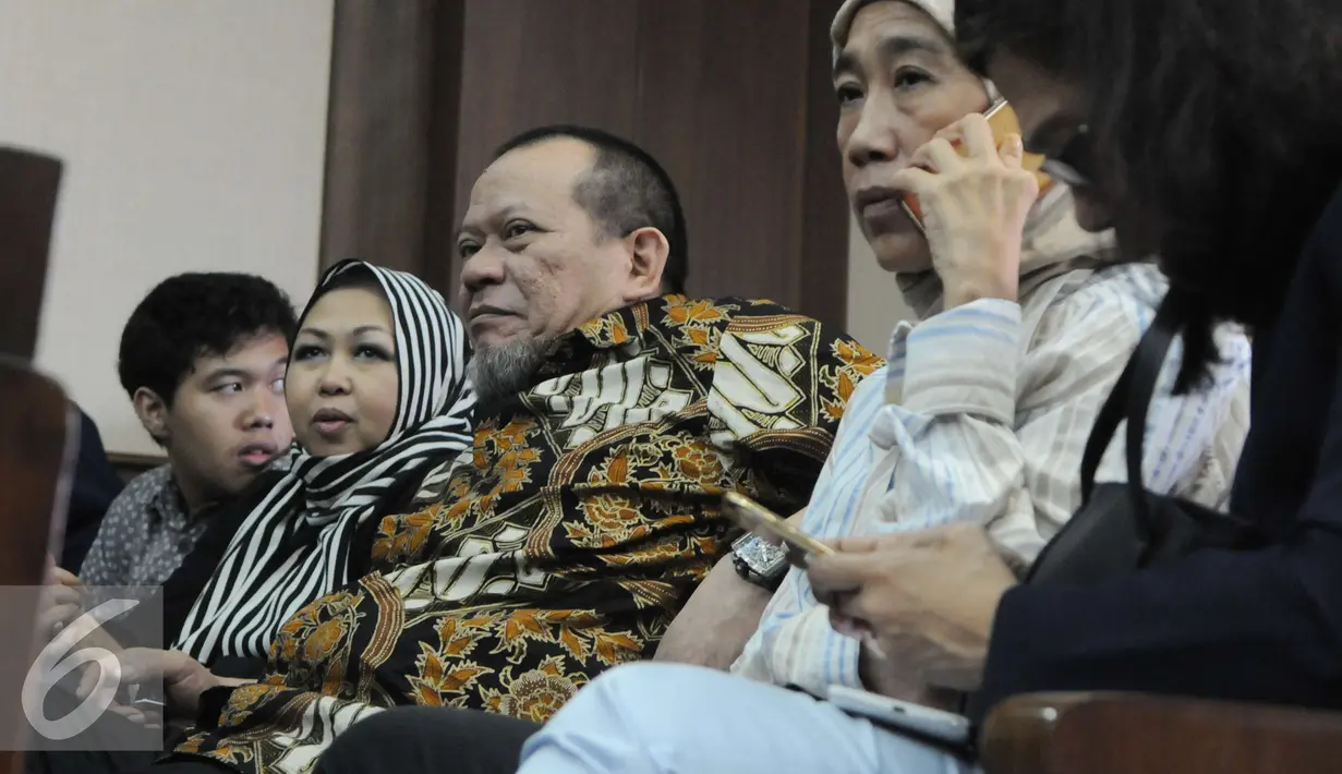 La Nyalla Mattalitti saat menunggu sidang di Pengadilan Tipikor, Jakarta Pusat, selasa (27/12). Selain itu, Jaksa juga menuntut La Nyalla membayar uang pengganti Rp 1,1 miliar. (Liputan6.com/Helmi Affandi)