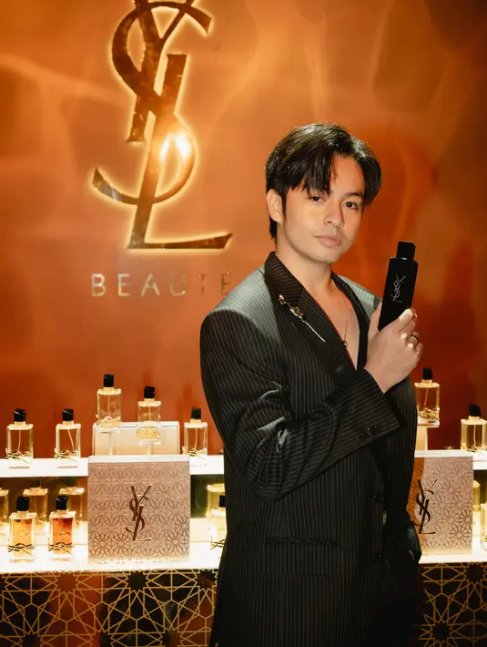 Angga Yunanda terlihat tampil dengan busana serba hitam di Acara YSL Beauty. Ia memilih aroma khas yang misterius dari MYSLF Le Parfum.  [ Foto: dok YSL Beauty ].