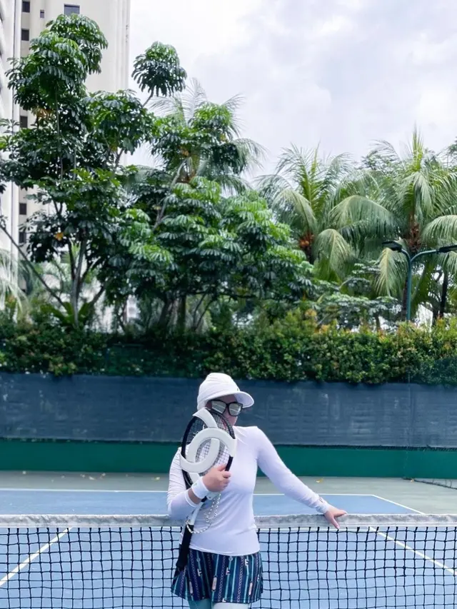Potret Syahrini saat main tenis, penampilan tetap stylish