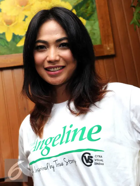Kinaryosih berpose usai menghadiri preskon Film "Untuk Angeline" di Pondok Indah Mall, Jakarta, Kamis (7/1/2016).  Film tersebut diharapkan bisa menjadi pelajaran berharga bagi masyarakat Indonesia tentang hak asuh anak. (Liputan6.com/Helmi Afandi)